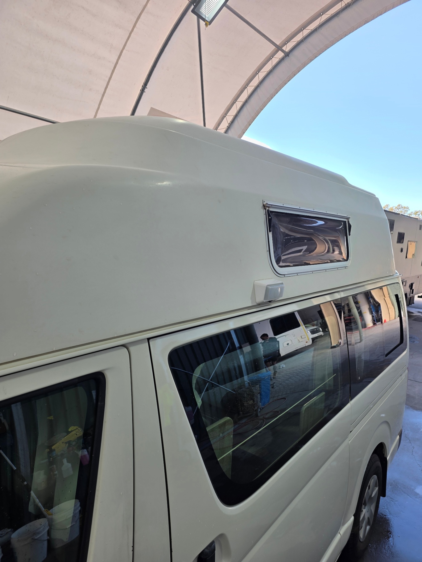 Pop-top motorhome roof after oxidation removal and restoration